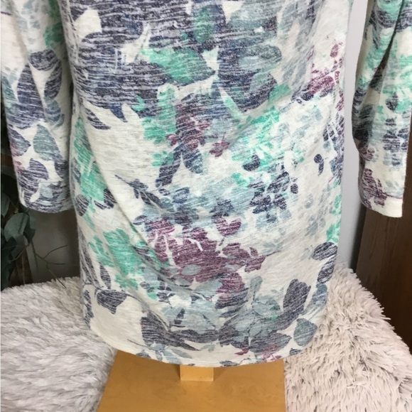 Vanheusen Medium three quarter sleeve lighter weight rounded hem top - Picture 7 of 13